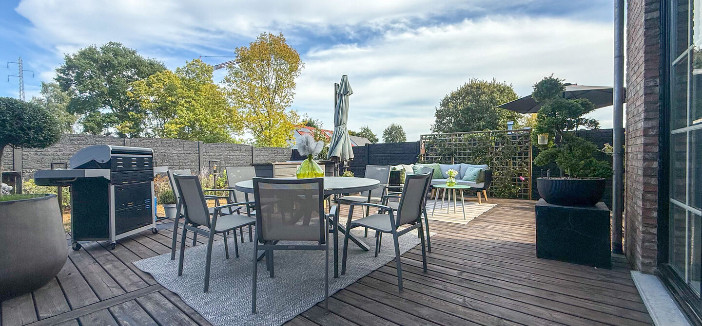 Kom deze prachtige woning vrijblijvend ontdekken tijdens onze opendeurdag.
Zaterdag 5 september van 10u tot 12u.
Deze ruime woning werd volledig opgefrist in 2025 en biedt een aangename combinatie van comfort, ruimte en functionaliteit. De woning beschik
