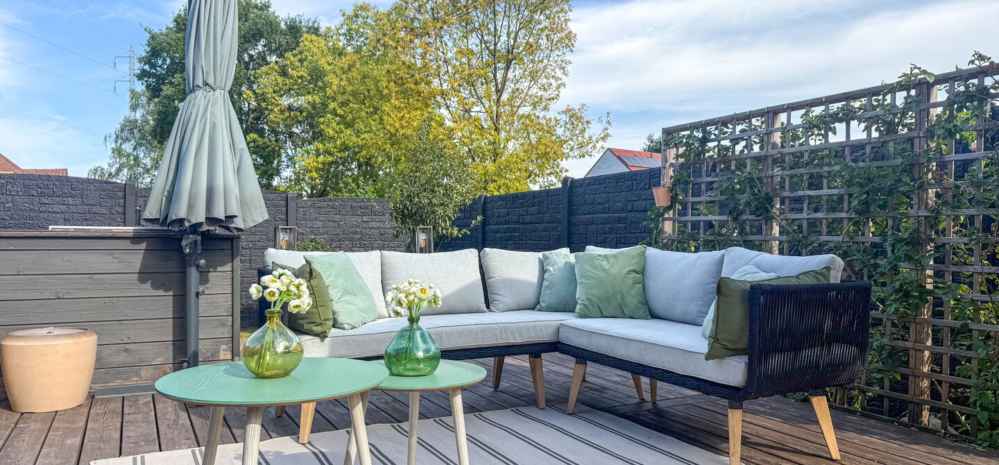 Kom deze prachtige woning vrijblijvend ontdekken tijdens onze opendeurdag.
Zaterdag 5 september van 10u tot 12u.
Deze ruime woning werd volledig opgefrist in 2025 en biedt een aangename combinatie van comfort, ruimte en functionaliteit. De woning beschik