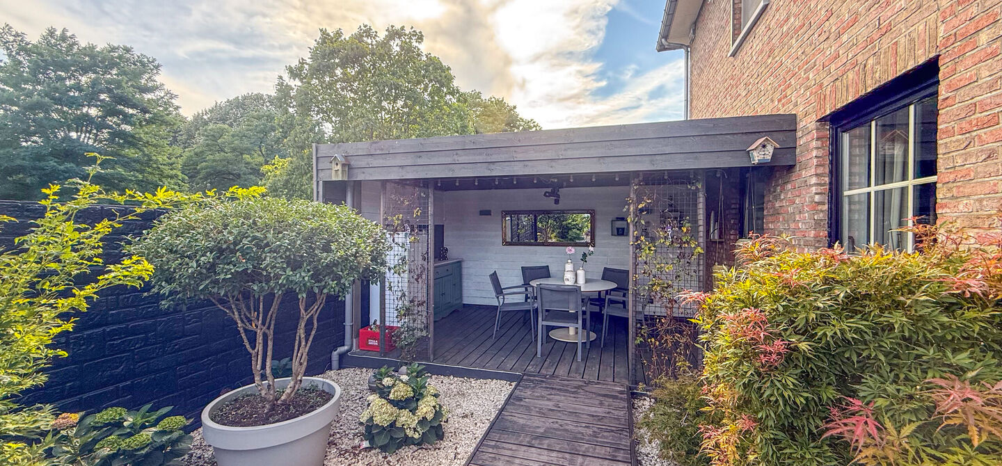 Kom deze prachtige woning vrijblijvend ontdekken tijdens onze opendeurdag.
Zaterdag 5 september van 10u tot 12u.
Deze ruime woning werd volledig opgefrist in 2025 en biedt een aangename combinatie van comfort, ruimte en functionaliteit. De woning beschik