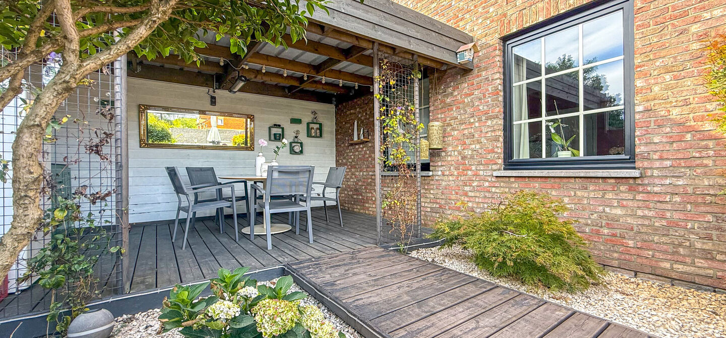 Kom deze prachtige woning vrijblijvend ontdekken tijdens onze opendeurdag.
Zaterdag 5 september van 10u tot 12u.
Deze ruime woning werd volledig opgefrist in 2025 en biedt een aangename combinatie van comfort, ruimte en functionaliteit. De woning beschik