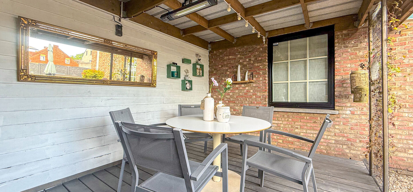 Kom deze prachtige woning vrijblijvend ontdekken tijdens onze opendeurdag.
Zaterdag 5 september van 10u tot 12u.
Deze ruime woning werd volledig opgefrist in 2025 en biedt een aangename combinatie van comfort, ruimte en functionaliteit. De woning beschik