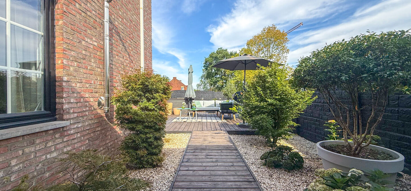 Kom deze prachtige woning vrijblijvend ontdekken tijdens onze opendeurdag.
Zaterdag 5 september van 10u tot 12u.
Deze ruime woning werd volledig opgefrist in 2025 en biedt een aangename combinatie van comfort, ruimte en functionaliteit. De woning beschik