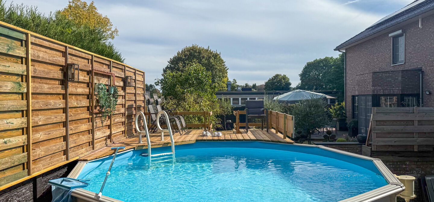 Kom deze prachtige woning vrijblijvend ontdekken tijdens onze opendeurdag.
Zaterdag 5 september van 10u tot 12u.
Deze ruime woning werd volledig opgefrist in 2025 en biedt een aangename combinatie van comfort, ruimte en functionaliteit. De woning beschik