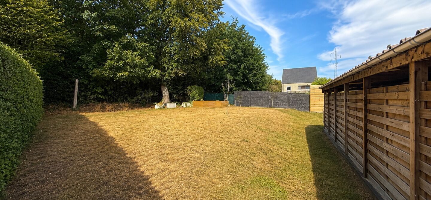 Kom deze prachtige woning vrijblijvend ontdekken tijdens onze opendeurdag.
Zaterdag 5 september van 10u tot 12u.
Deze ruime woning werd volledig opgefrist in 2025 en biedt een aangename combinatie van comfort, ruimte en functionaliteit. De woning beschik