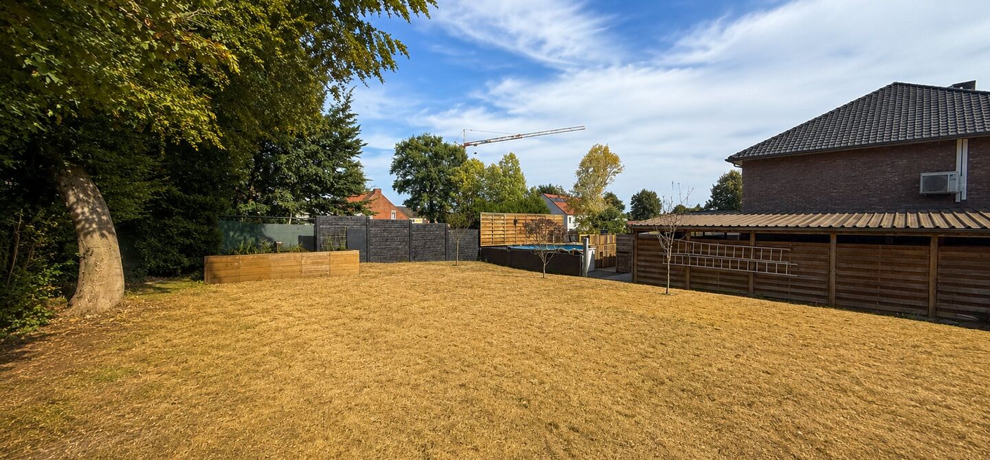Kom deze prachtige woning vrijblijvend ontdekken tijdens onze opendeurdag.
Zaterdag 5 september van 10u tot 12u.
Deze ruime woning werd volledig opgefrist in 2025 en biedt een aangename combinatie van comfort, ruimte en functionaliteit. De woning beschik