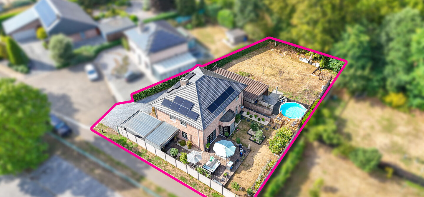 Kom deze prachtige woning vrijblijvend ontdekken tijdens onze opendeurdag.
Zaterdag 5 september van 10u tot 12u.
Deze ruime woning werd volledig opgefrist in 2025 en biedt een aangename combinatie van comfort, ruimte en functionaliteit. De woning beschik