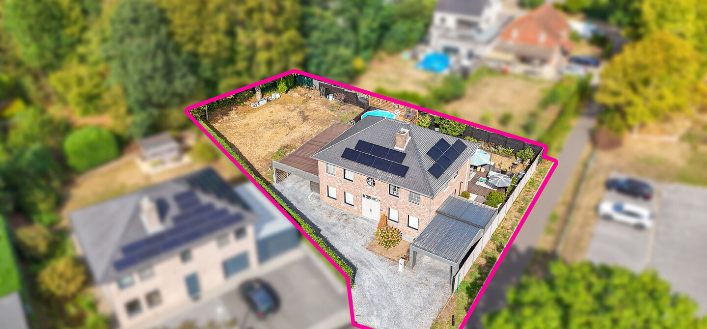 Kom deze prachtige woning vrijblijvend ontdekken tijdens onze opendeurdag.
Zaterdag 5 september van 10u tot 12u.
Deze ruime woning werd volledig opgefrist in 2025 en biedt een aangename combinatie van comfort, ruimte en functionaliteit. De woning beschik