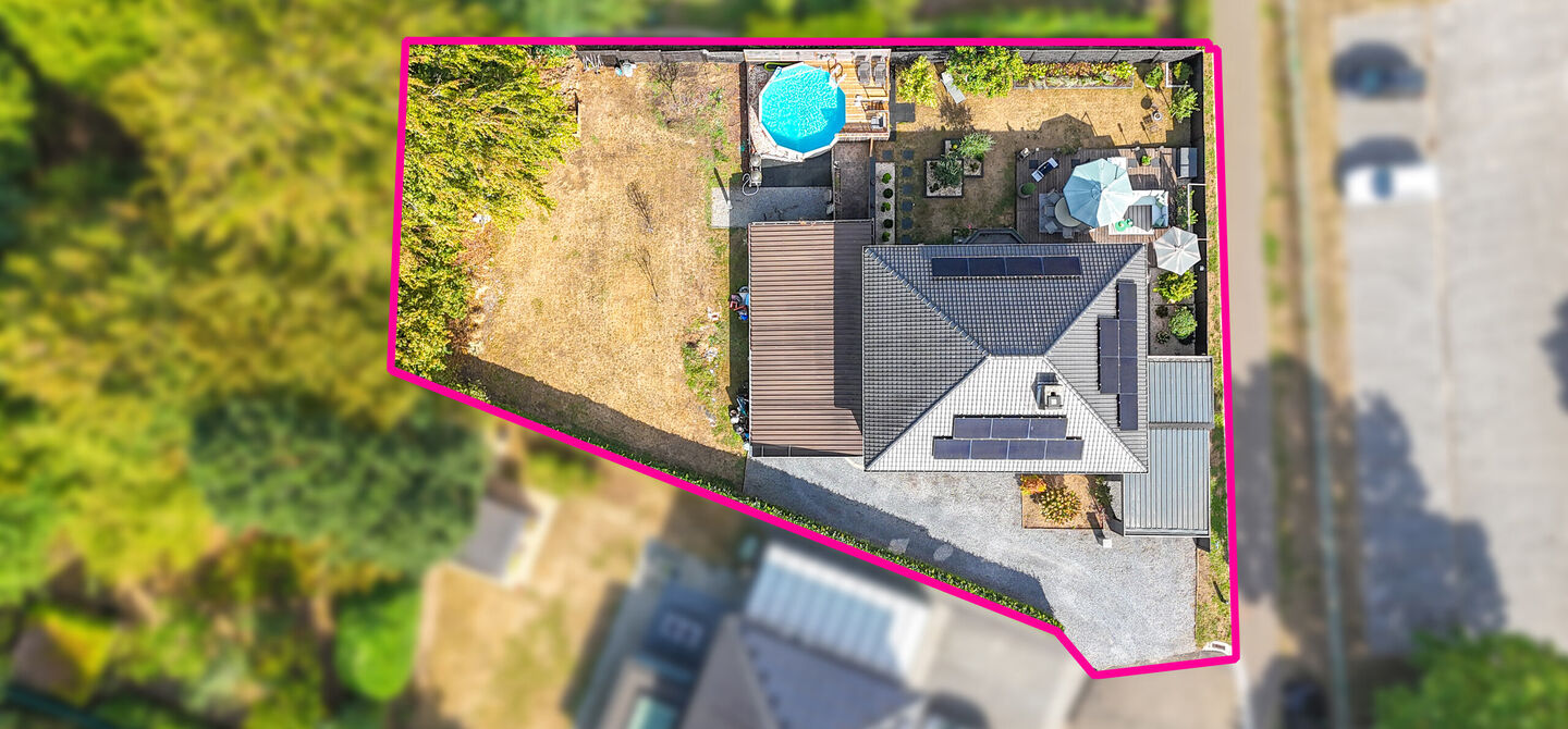 Kom deze prachtige woning vrijblijvend ontdekken tijdens onze opendeurdag.
Zaterdag 5 september van 10u tot 12u.
Deze ruime woning werd volledig opgefrist in 2025 en biedt een aangename combinatie van comfort, ruimte en functionaliteit. De woning beschik