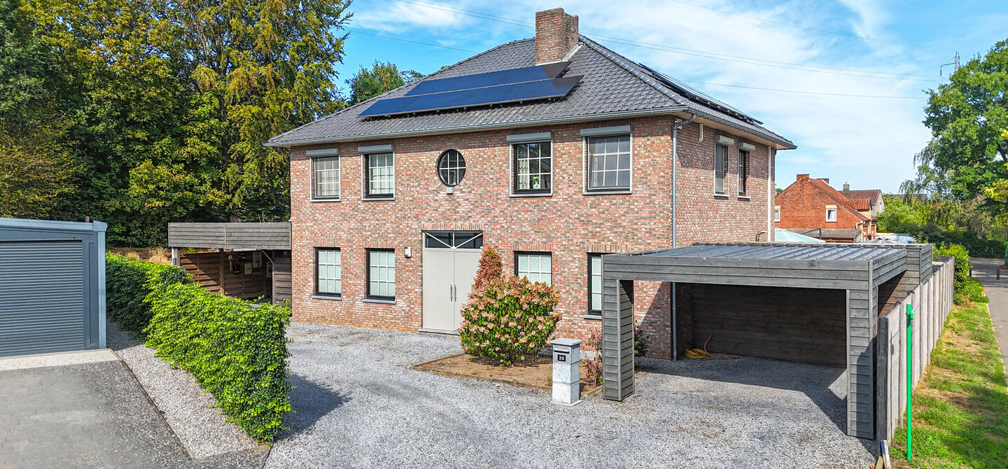 Kom deze prachtige woning vrijblijvend ontdekken tijdens onze opendeurdag.
Zaterdag 5 september van 10u tot 12u.
Deze ruime woning werd volledig opgefrist in 2025 en biedt een aangename combinatie van comfort, ruimte en functionaliteit. De woning beschik