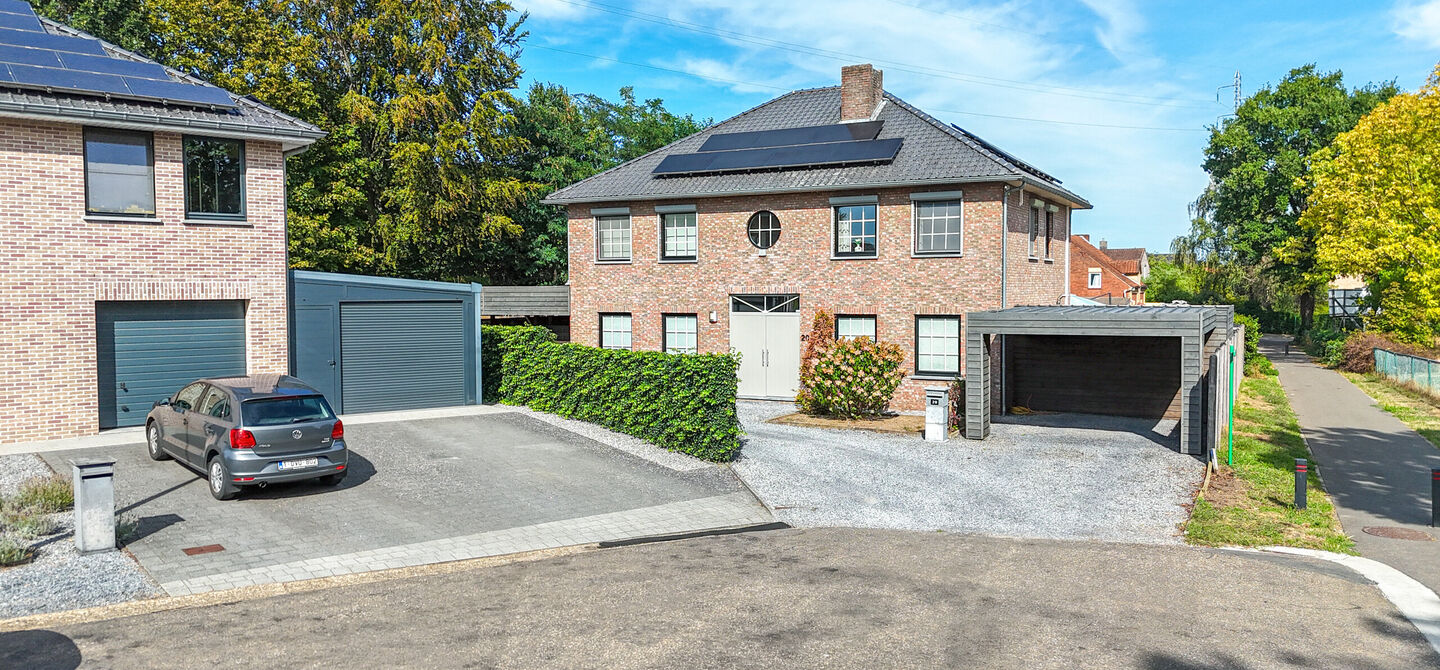 Kom deze prachtige woning vrijblijvend ontdekken tijdens onze opendeurdag.
Zaterdag 5 september van 10u tot 12u.
Deze ruime woning werd volledig opgefrist in 2025 en biedt een aangename combinatie van comfort, ruimte en functionaliteit. De woning beschik