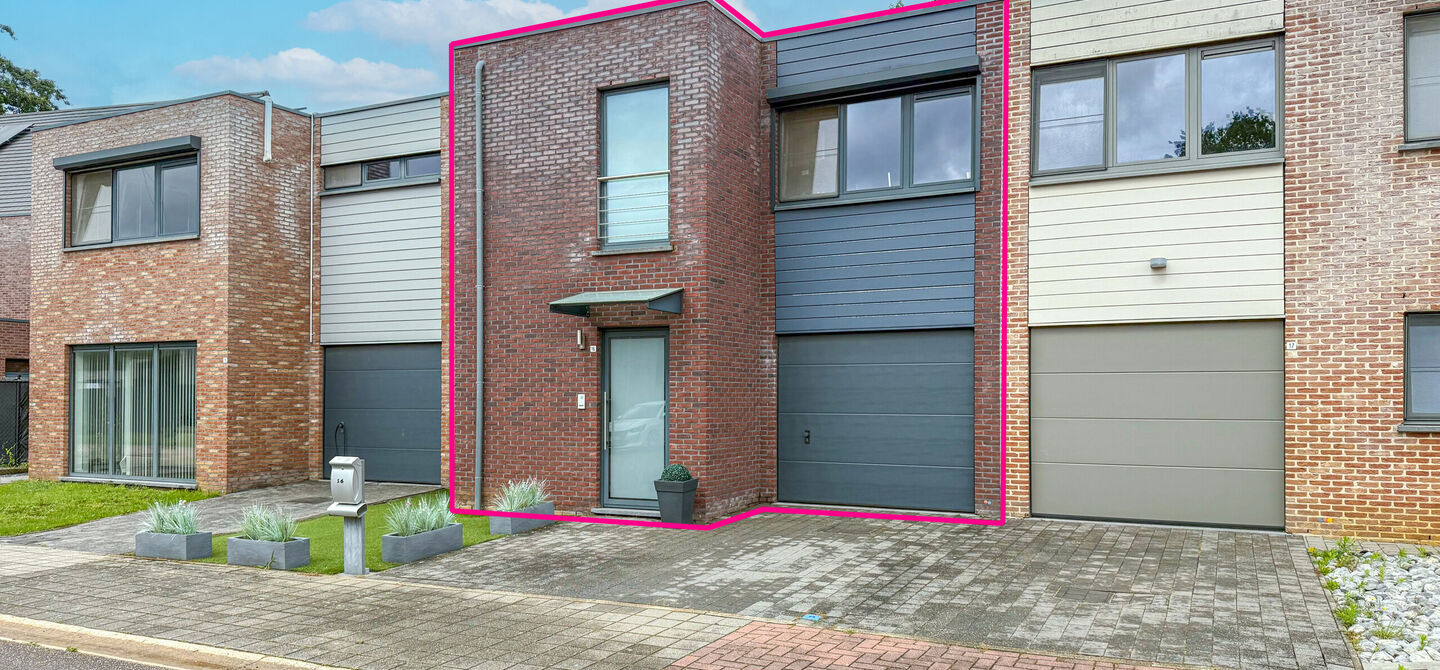 Bij ImmoFusion 7/7 “open huis” : klik op onze 3D-TOUR.
Ervaar vastgoed alsof je er zelf doorloopt!
Deze verzorgde woning, gebouwd in 2012, is gelegen in een rustige en kindvriendelijke omgeving in het Suskahof 16 te Heusden-Zolder. De woning beschik