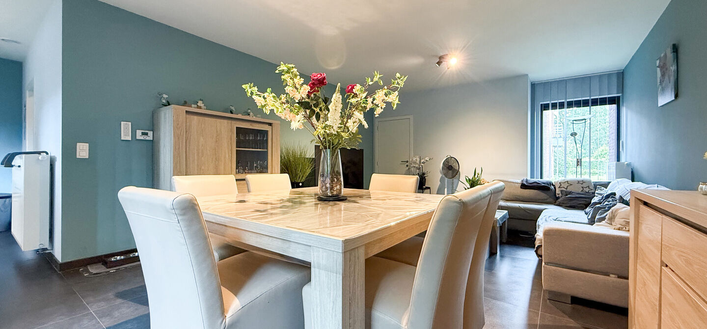 Bij ImmoFusion 7/7 “open huis” : klik op onze 3D-TOUR.
Ervaar vastgoed alsof je er zelf doorloopt!
Deze verzorgde woning, gebouwd in 2012, is gelegen in een rustige en kindvriendelijke omgeving in het Suskahof 16 te Heusden-Zolder. De woning beschik
