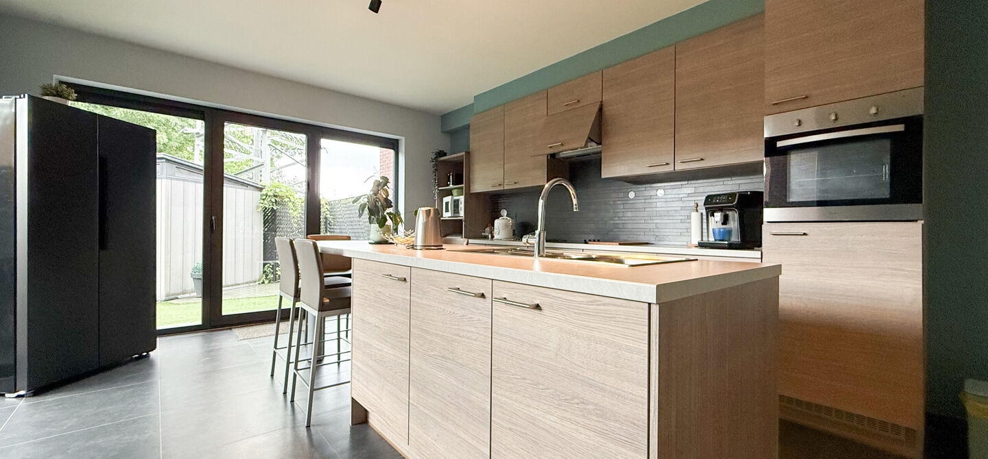 Bij ImmoFusion 7/7 “open huis” : klik op onze 3D-TOUR.
Ervaar vastgoed alsof je er zelf doorloopt!
Deze verzorgde woning, gebouwd in 2012, is gelegen in een rustige en kindvriendelijke omgeving in het Suskahof 16 te Heusden-Zolder. De woning beschik