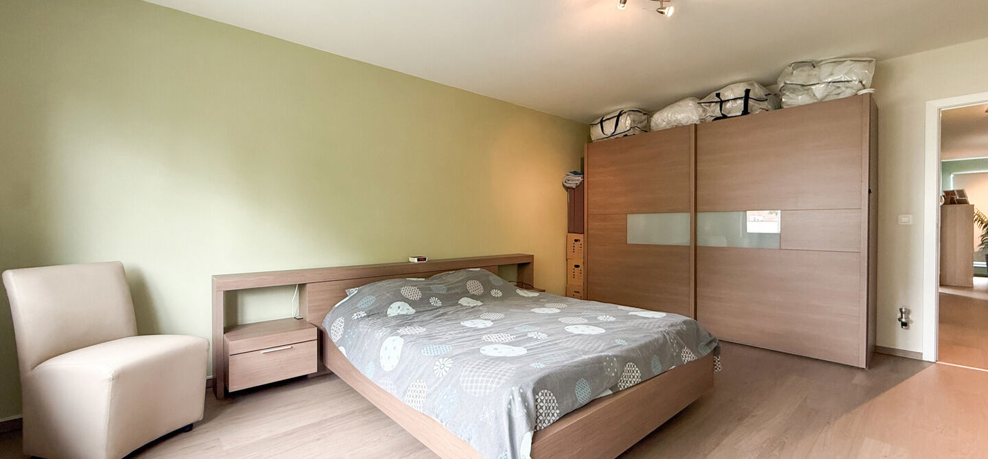 Bij ImmoFusion 7/7 “open huis” : klik op onze 3D-TOUR.
Ervaar vastgoed alsof je er zelf doorloopt!
Deze verzorgde woning, gebouwd in 2012, is gelegen in een rustige en kindvriendelijke omgeving in het Suskahof 16 te Heusden-Zolder. De woning beschik