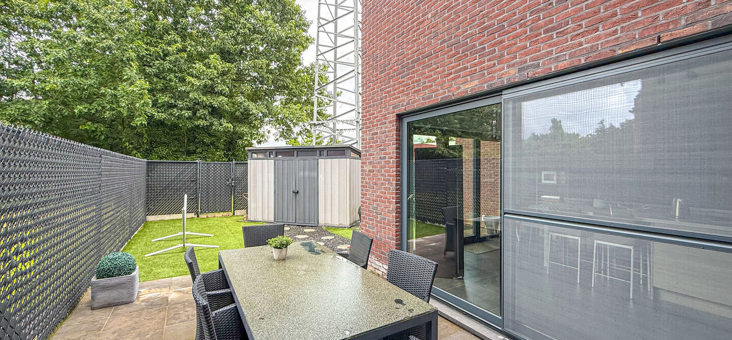 Bij ImmoFusion 7/7 “open huis” : klik op onze 3D-TOUR.
Ervaar vastgoed alsof je er zelf doorloopt!
Deze verzorgde woning, gebouwd in 2012, is gelegen in een rustige en kindvriendelijke omgeving in het Suskahof 16 te Heusden-Zolder. De woning beschik
