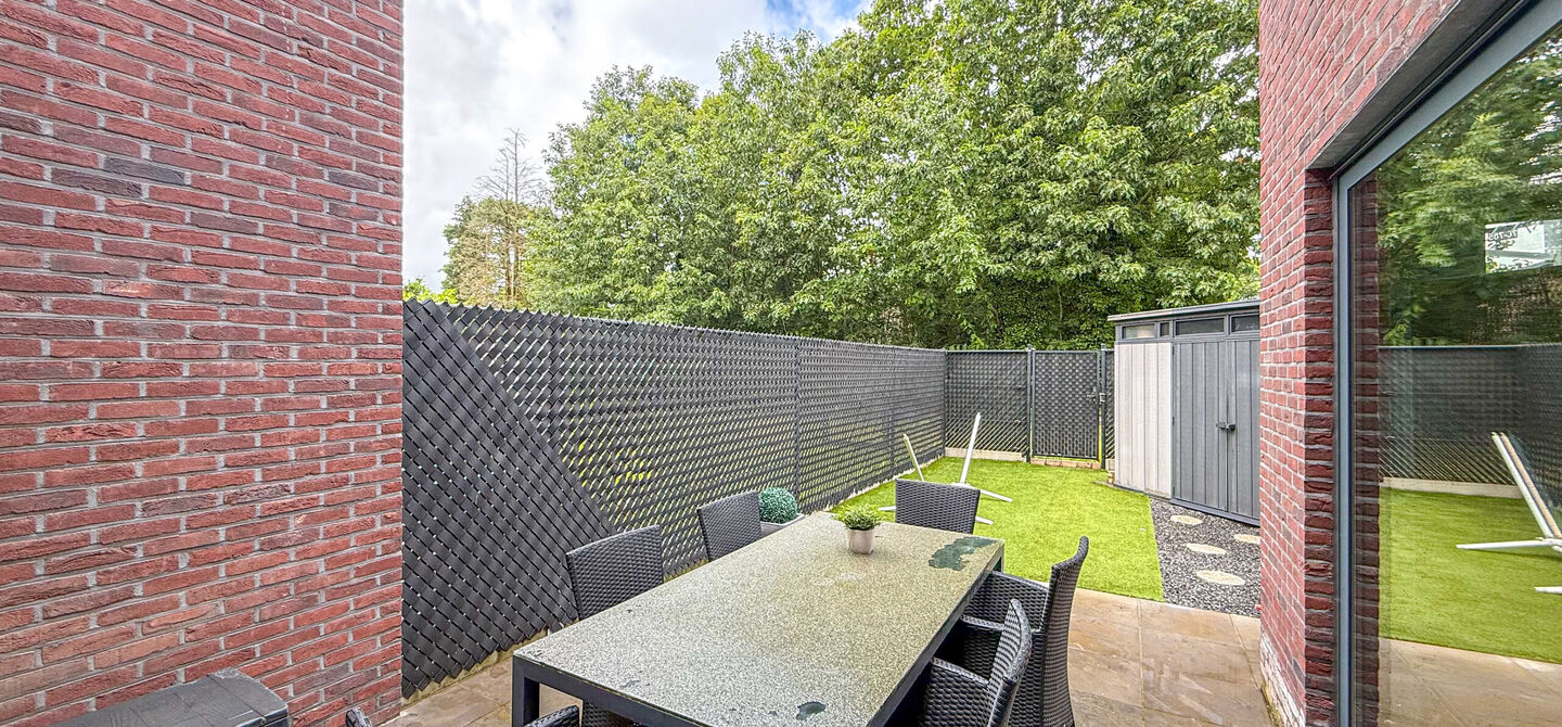 Bij ImmoFusion 7/7 “open huis” : klik op onze 3D-TOUR.
Ervaar vastgoed alsof je er zelf doorloopt!
Deze verzorgde woning, gebouwd in 2012, is gelegen in een rustige en kindvriendelijke omgeving in het Suskahof 16 te Heusden-Zolder. De woning beschik