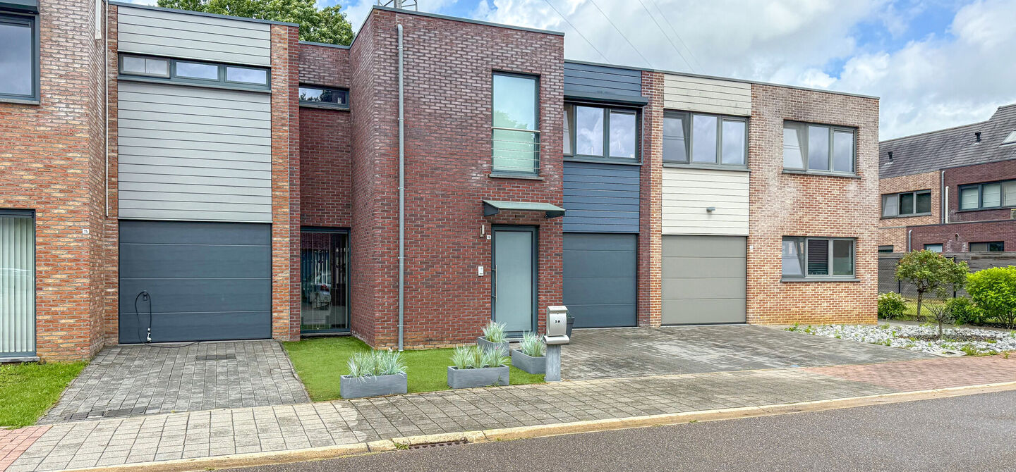 Bij ImmoFusion 7/7 “open huis” : klik op onze 3D-TOUR.
Ervaar vastgoed alsof je er zelf doorloopt!
Deze verzorgde woning, gebouwd in 2012, is gelegen in een rustige en kindvriendelijke omgeving in het Suskahof 16 te Heusden-Zolder. De woning beschik
