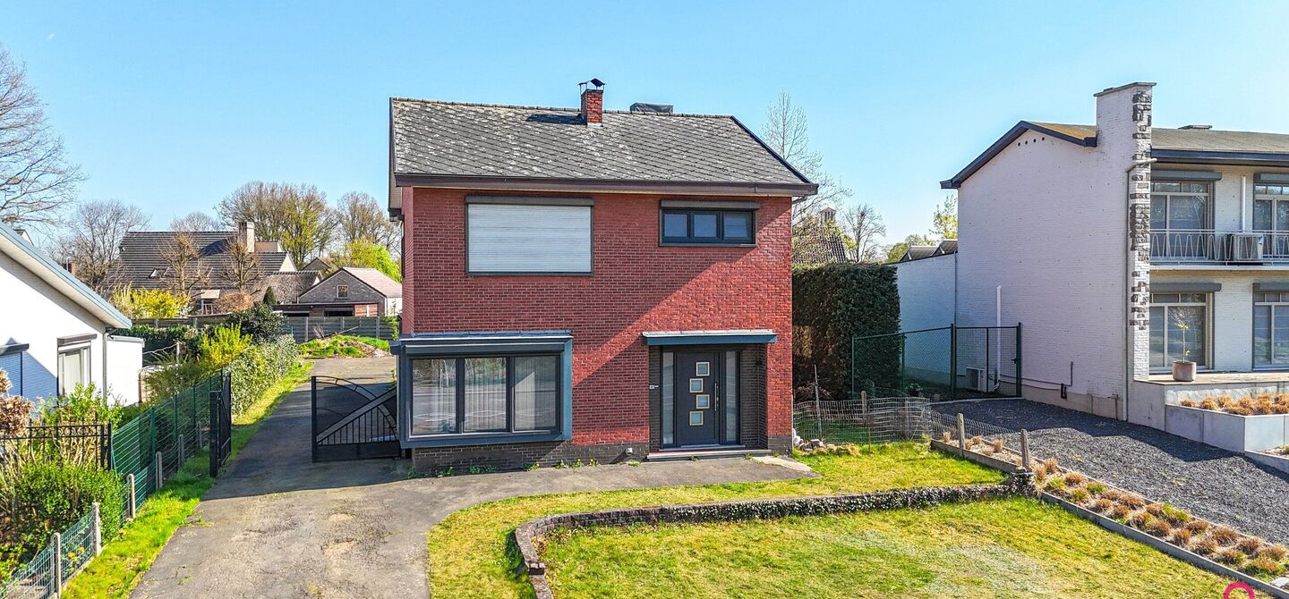Bij ImmoFusion 7/7 “open huis”: klik op onze 3D-TOUR.
Ervaar vastgoed alsof je er zelf doorloopt!
Welkom in deze prachtige open bebouwing, gelegen boekt. Met een royale bewoonbare oppervlakte van 175 m² en een perceel van maar liefst 8a27ca biedt dez