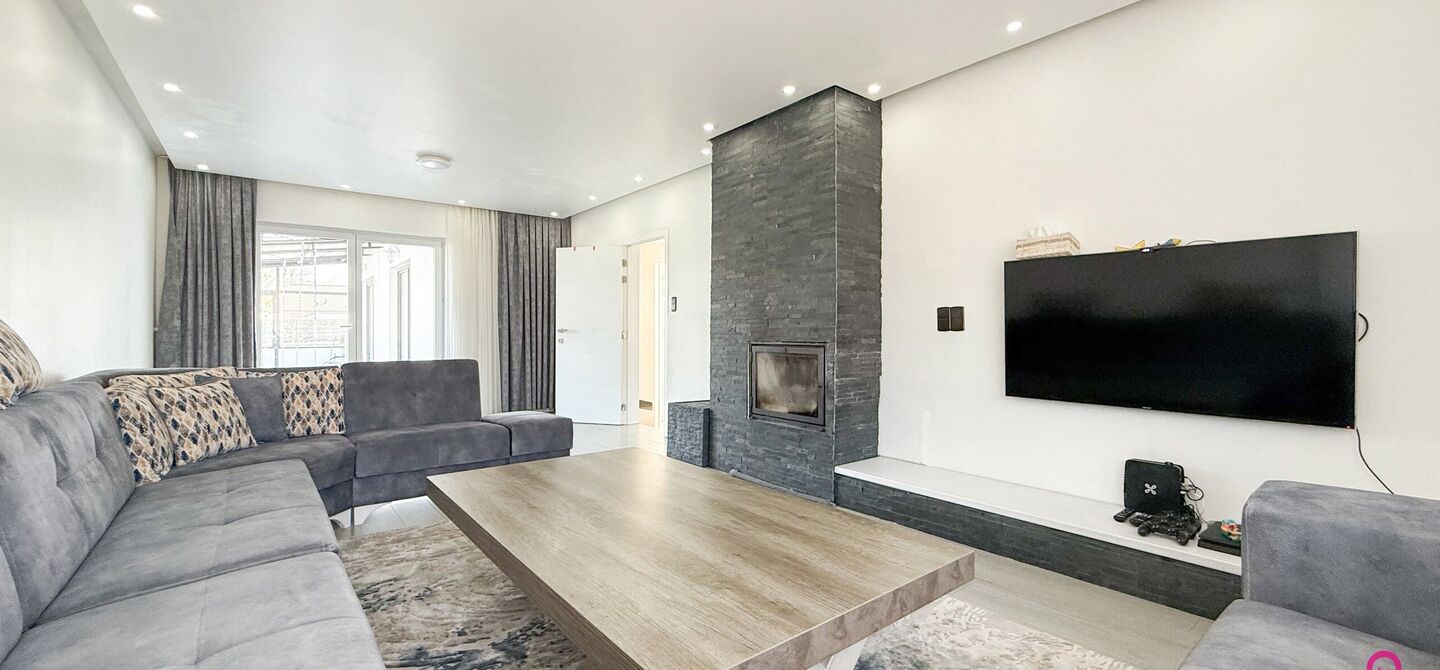 Bij ImmoFusion 7/7 “open huis”: klik op onze 3D-TOUR.
Ervaar vastgoed alsof je er zelf doorloopt!
Welkom in deze prachtige open bebouwing, gelegen boekt. Met een royale bewoonbare oppervlakte van 175 m² en een perceel van maar liefst 8a27ca biedt dez