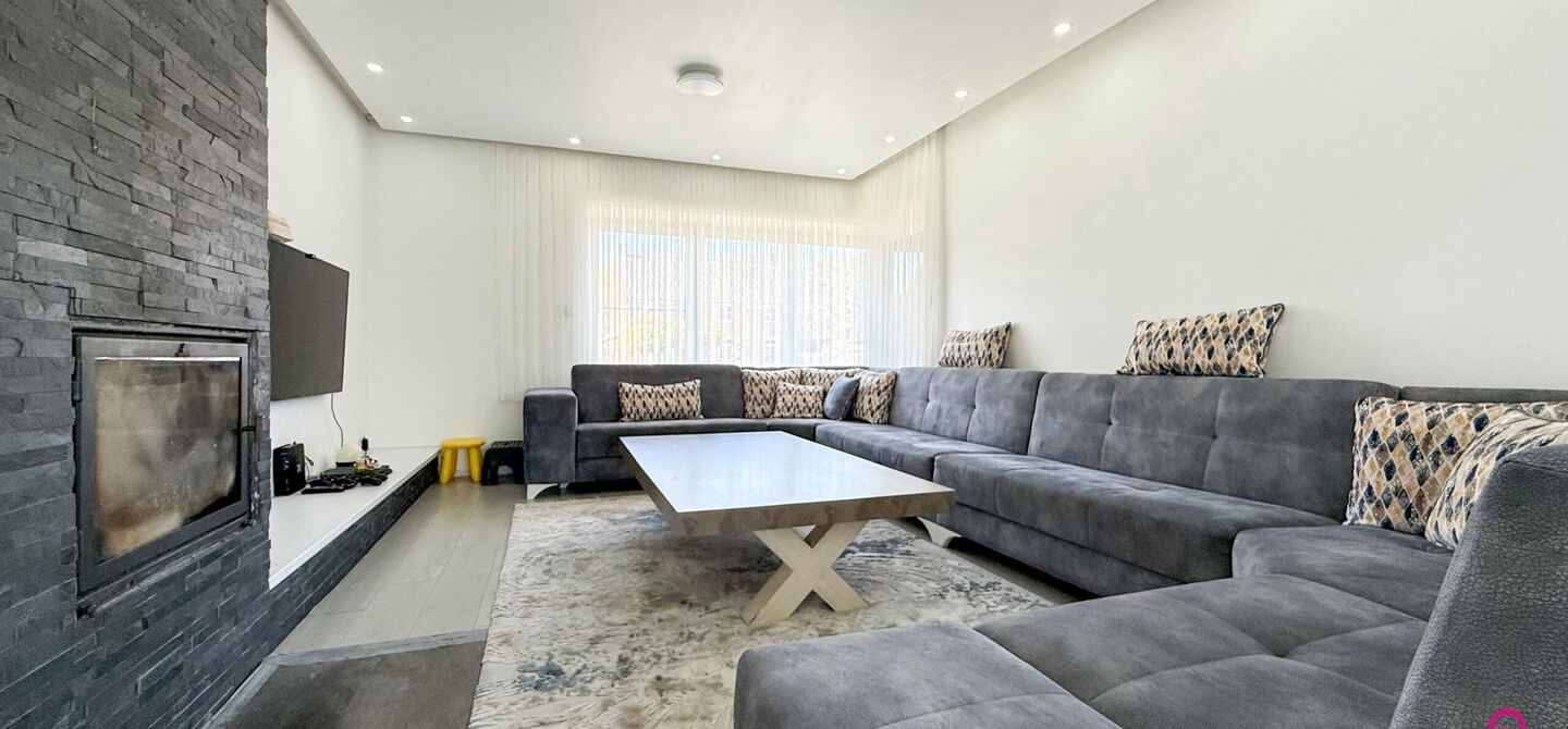 Bij ImmoFusion 7/7 “open huis”: klik op onze 3D-TOUR.
Ervaar vastgoed alsof je er zelf doorloopt!
Welkom in deze prachtige open bebouwing, gelegen boekt. Met een royale bewoonbare oppervlakte van 175 m² en een perceel van maar liefst 8a27ca biedt dez