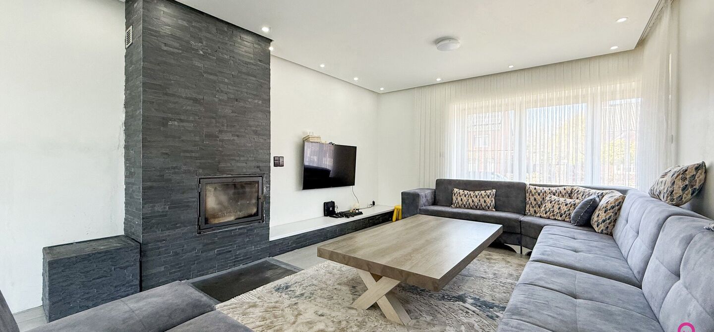 Bij ImmoFusion 7/7 “open huis”: klik op onze 3D-TOUR.
Ervaar vastgoed alsof je er zelf doorloopt!
Welkom in deze prachtige open bebouwing, gelegen boekt. Met een royale bewoonbare oppervlakte van 175 m² en een perceel van maar liefst 8a27ca biedt dez