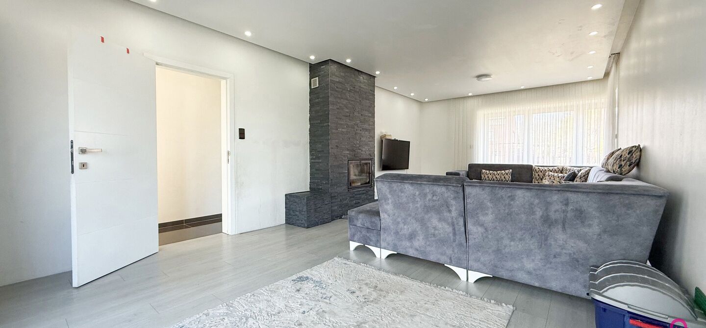 Bij ImmoFusion 7/7 “open huis”: klik op onze 3D-TOUR.
Ervaar vastgoed alsof je er zelf doorloopt!
Welkom in deze prachtige open bebouwing, gelegen boekt. Met een royale bewoonbare oppervlakte van 175 m² en een perceel van maar liefst 8a27ca biedt dez