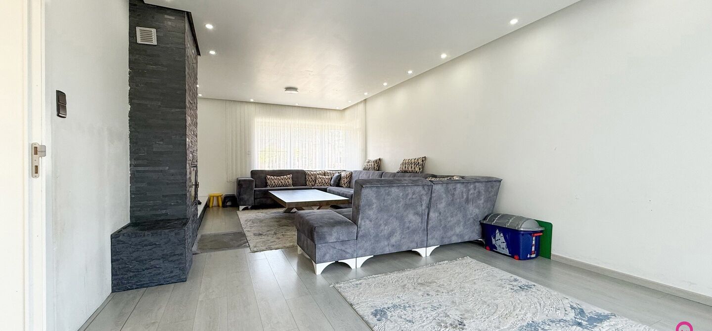 Bij ImmoFusion 7/7 “open huis”: klik op onze 3D-TOUR.
Ervaar vastgoed alsof je er zelf doorloopt!
Welkom in deze prachtige open bebouwing, gelegen boekt. Met een royale bewoonbare oppervlakte van 175 m² en een perceel van maar liefst 8a27ca biedt dez