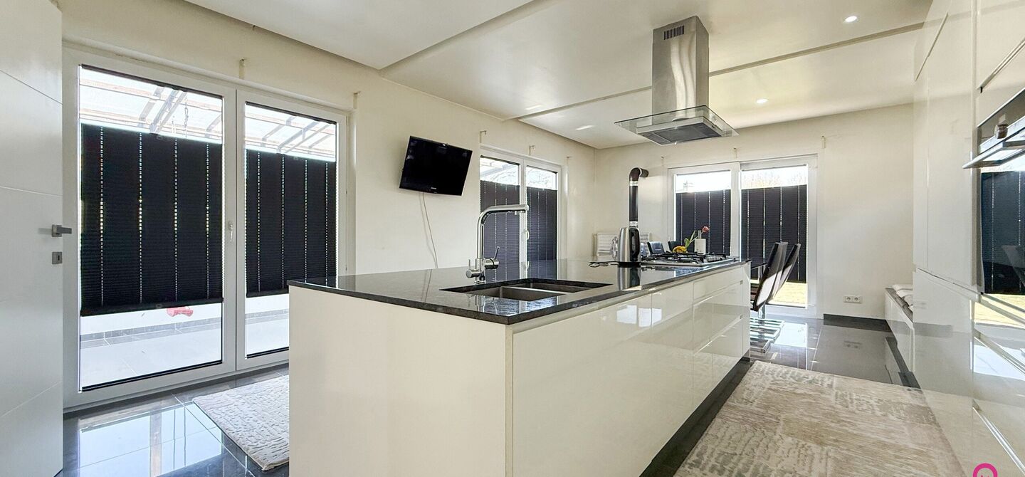 Bij ImmoFusion 7/7 “open huis”: klik op onze 3D-TOUR.
Ervaar vastgoed alsof je er zelf doorloopt!
Welkom in deze prachtige open bebouwing, gelegen boekt. Met een royale bewoonbare oppervlakte van 175 m² en een perceel van maar liefst 8a27ca biedt dez