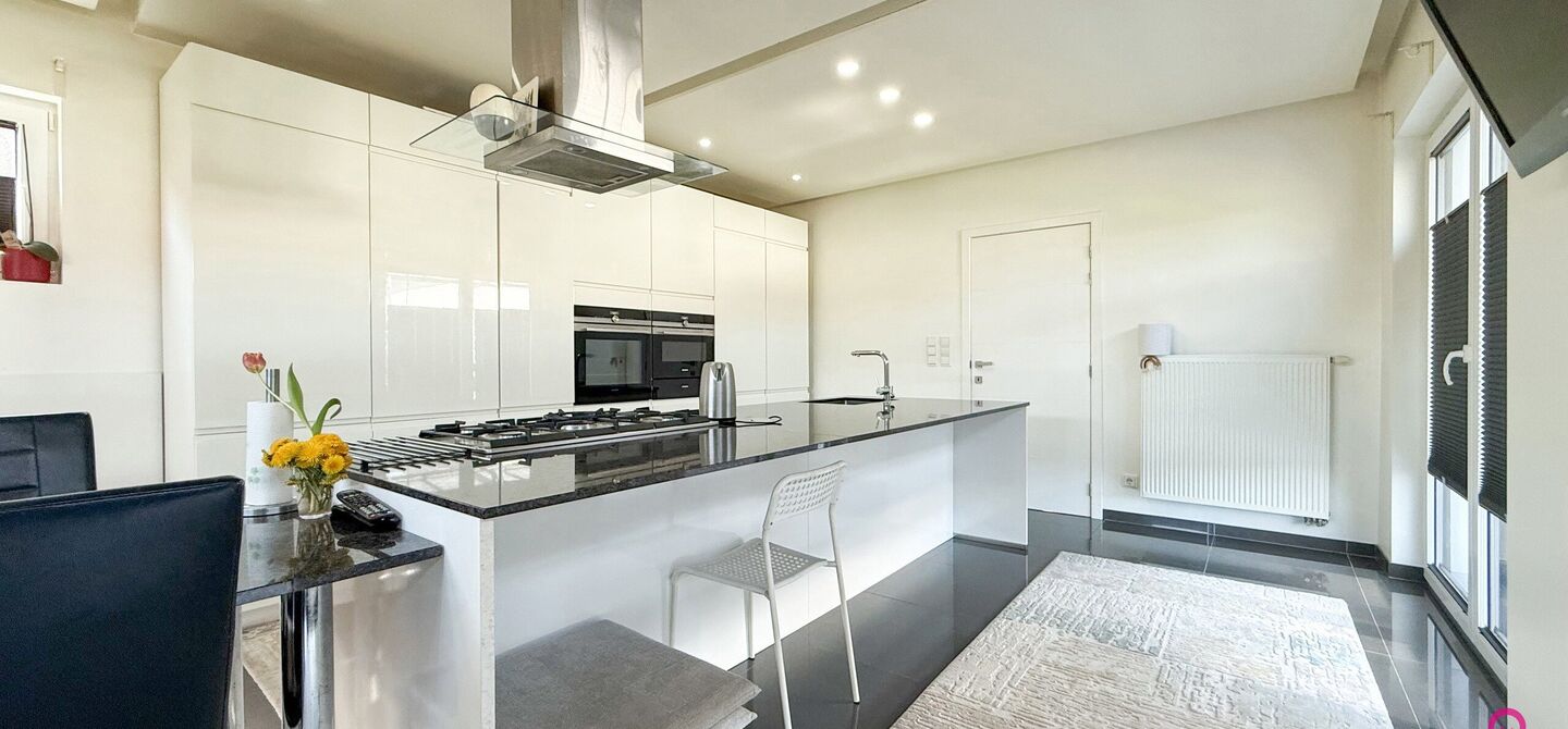 Bij ImmoFusion 7/7 “open huis”: klik op onze 3D-TOUR.
Ervaar vastgoed alsof je er zelf doorloopt!
Welkom in deze prachtige open bebouwing, gelegen boekt. Met een royale bewoonbare oppervlakte van 175 m² en een perceel van maar liefst 8a27ca biedt dez