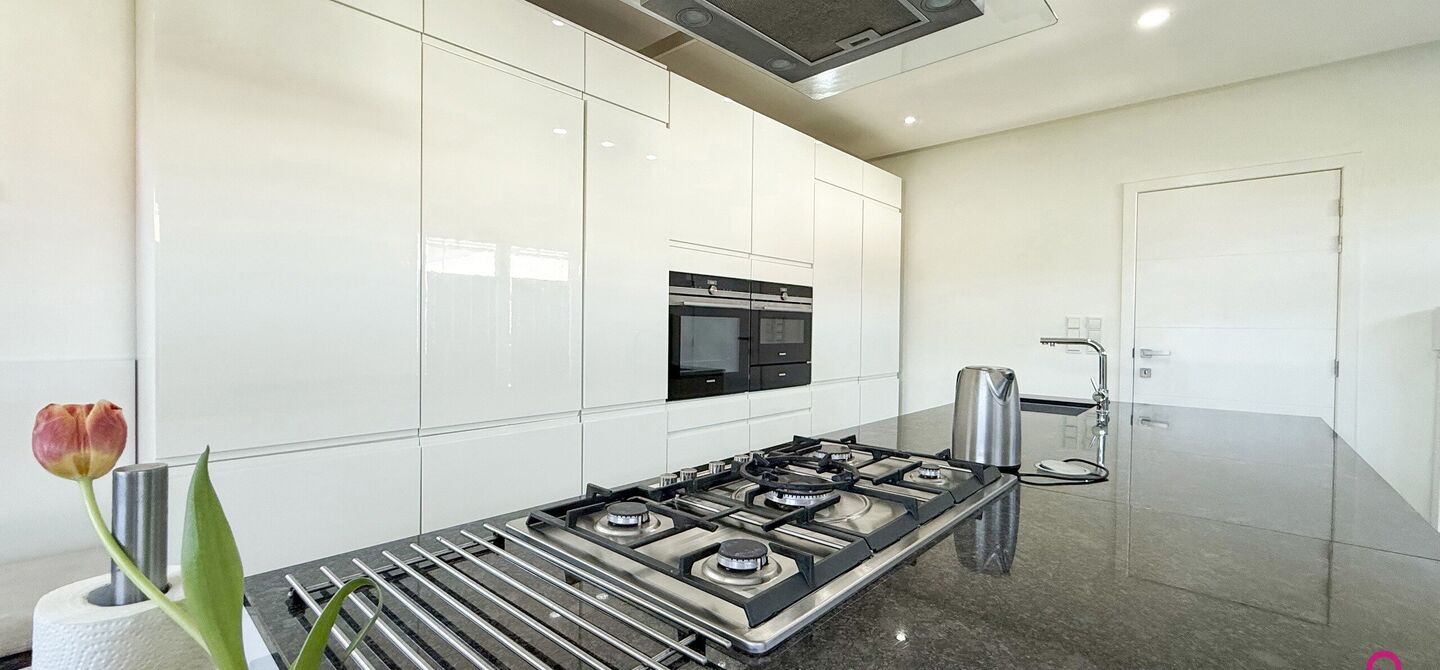 Bij ImmoFusion 7/7 “open huis”: klik op onze 3D-TOUR.
Ervaar vastgoed alsof je er zelf doorloopt!
Welkom in deze prachtige open bebouwing, gelegen boekt. Met een royale bewoonbare oppervlakte van 175 m² en een perceel van maar liefst 8a27ca biedt dez