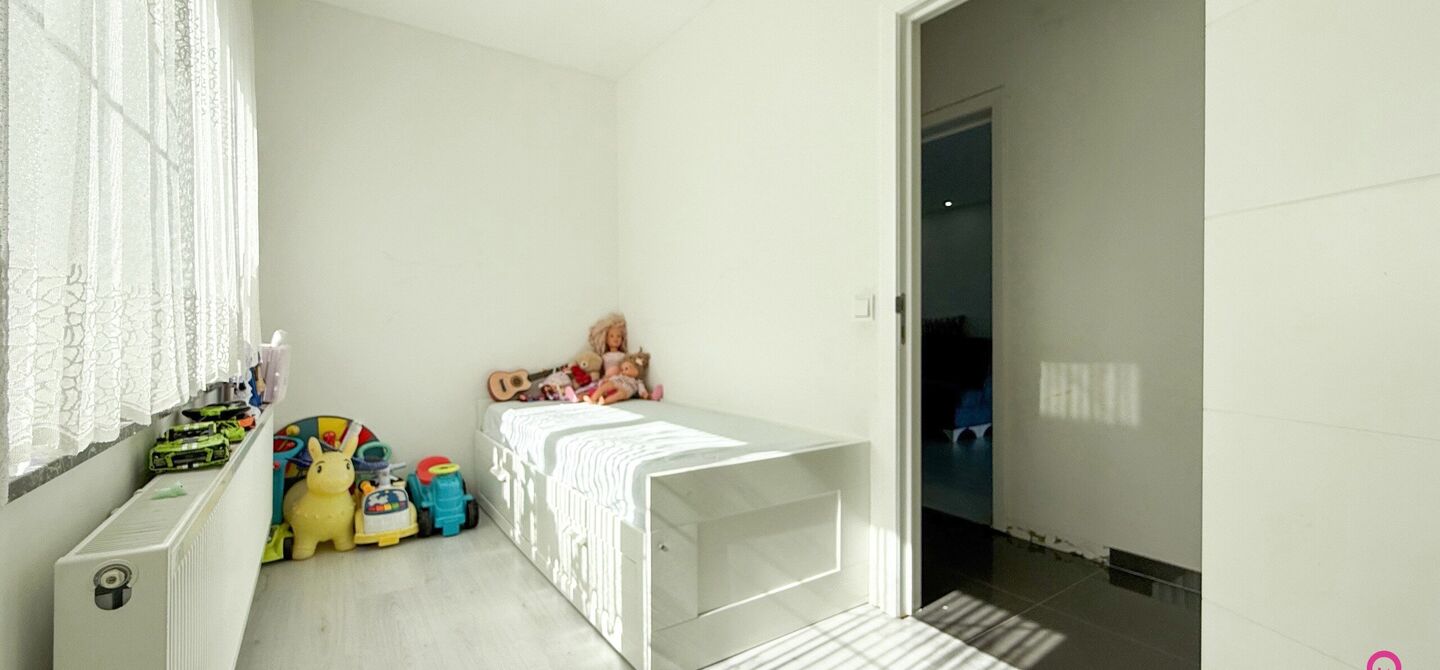 Bij ImmoFusion 7/7 “open huis”: klik op onze 3D-TOUR.
Ervaar vastgoed alsof je er zelf doorloopt!
Welkom in deze prachtige open bebouwing, gelegen boekt. Met een royale bewoonbare oppervlakte van 175 m² en een perceel van maar liefst 8a27ca biedt dez