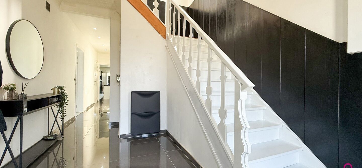 Bij ImmoFusion 7/7 “open huis”: klik op onze 3D-TOUR.
Ervaar vastgoed alsof je er zelf doorloopt!
Welkom in deze prachtige open bebouwing, gelegen boekt. Met een royale bewoonbare oppervlakte van 175 m² en een perceel van maar liefst 8a27ca biedt dez