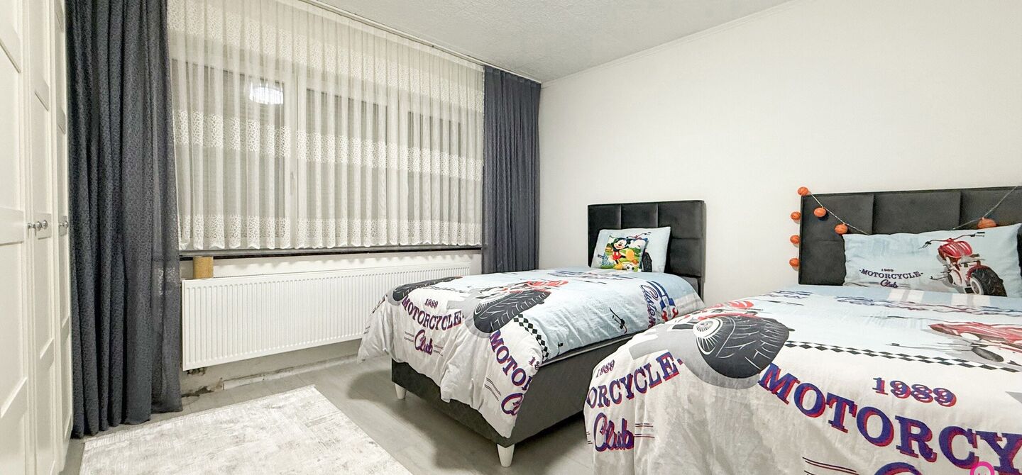 Bij ImmoFusion 7/7 “open huis”: klik op onze 3D-TOUR.
Ervaar vastgoed alsof je er zelf doorloopt!
Welkom in deze prachtige open bebouwing, gelegen boekt. Met een royale bewoonbare oppervlakte van 175 m² en een perceel van maar liefst 8a27ca biedt dez