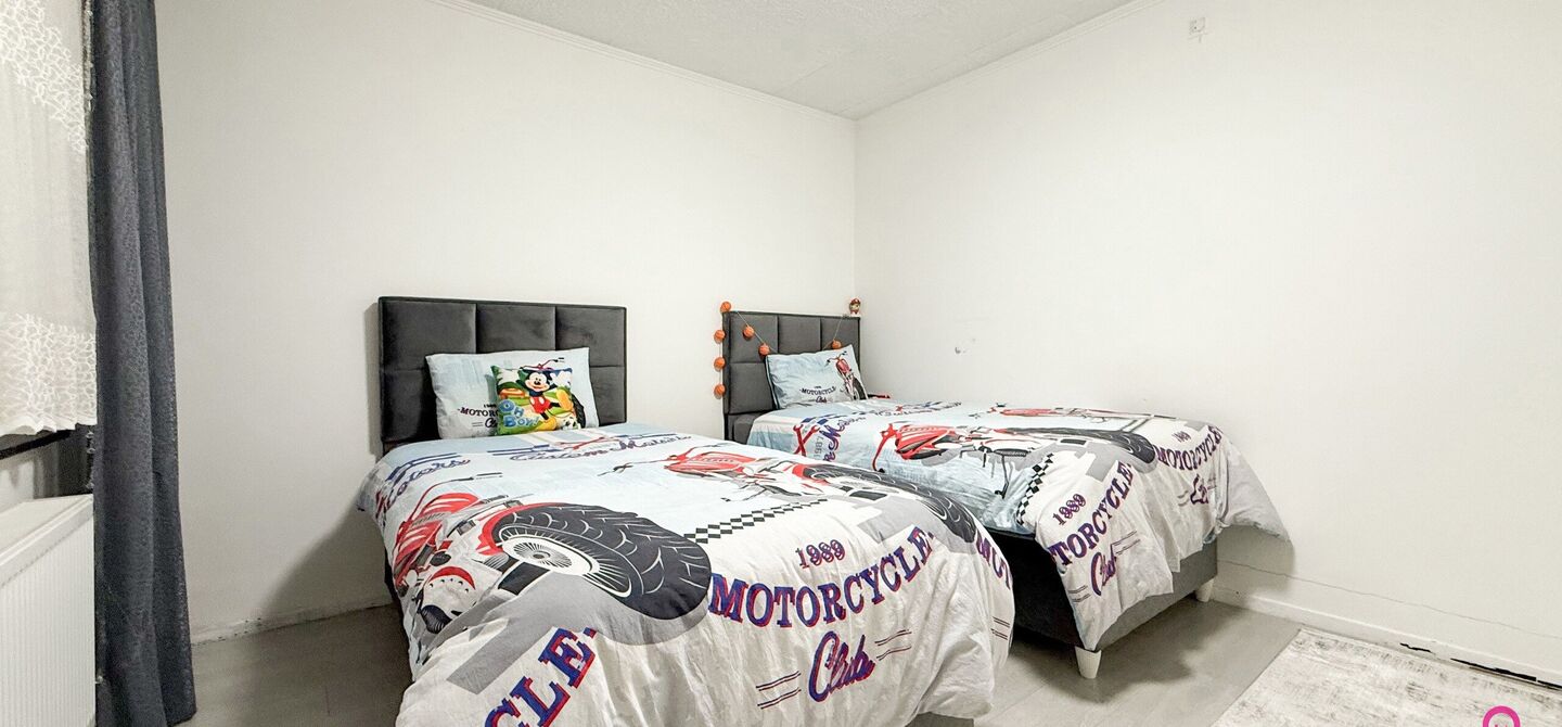 Bij ImmoFusion 7/7 “open huis”: klik op onze 3D-TOUR.
Ervaar vastgoed alsof je er zelf doorloopt!
Welkom in deze prachtige open bebouwing, gelegen boekt. Met een royale bewoonbare oppervlakte van 175 m² en een perceel van maar liefst 8a27ca biedt dez