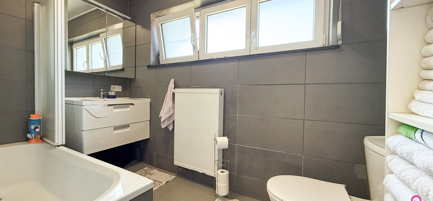 Bij ImmoFusion 7/7 “open huis”: klik op onze 3D-TOUR.
Ervaar vastgoed alsof je er zelf doorloopt!
Welkom in deze prachtige open bebouwing, gelegen boekt. Met een royale bewoonbare oppervlakte van 175 m² en een perceel van maar liefst 8a27ca biedt dez