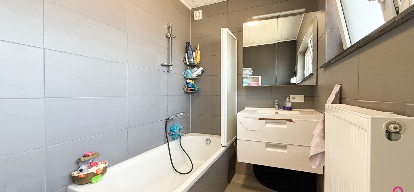 Bij ImmoFusion 7/7 “open huis”: klik op onze 3D-TOUR.
Ervaar vastgoed alsof je er zelf doorloopt!
Welkom in deze prachtige open bebouwing, gelegen boekt. Met een royale bewoonbare oppervlakte van 175 m² en een perceel van maar liefst 8a27ca biedt dez
