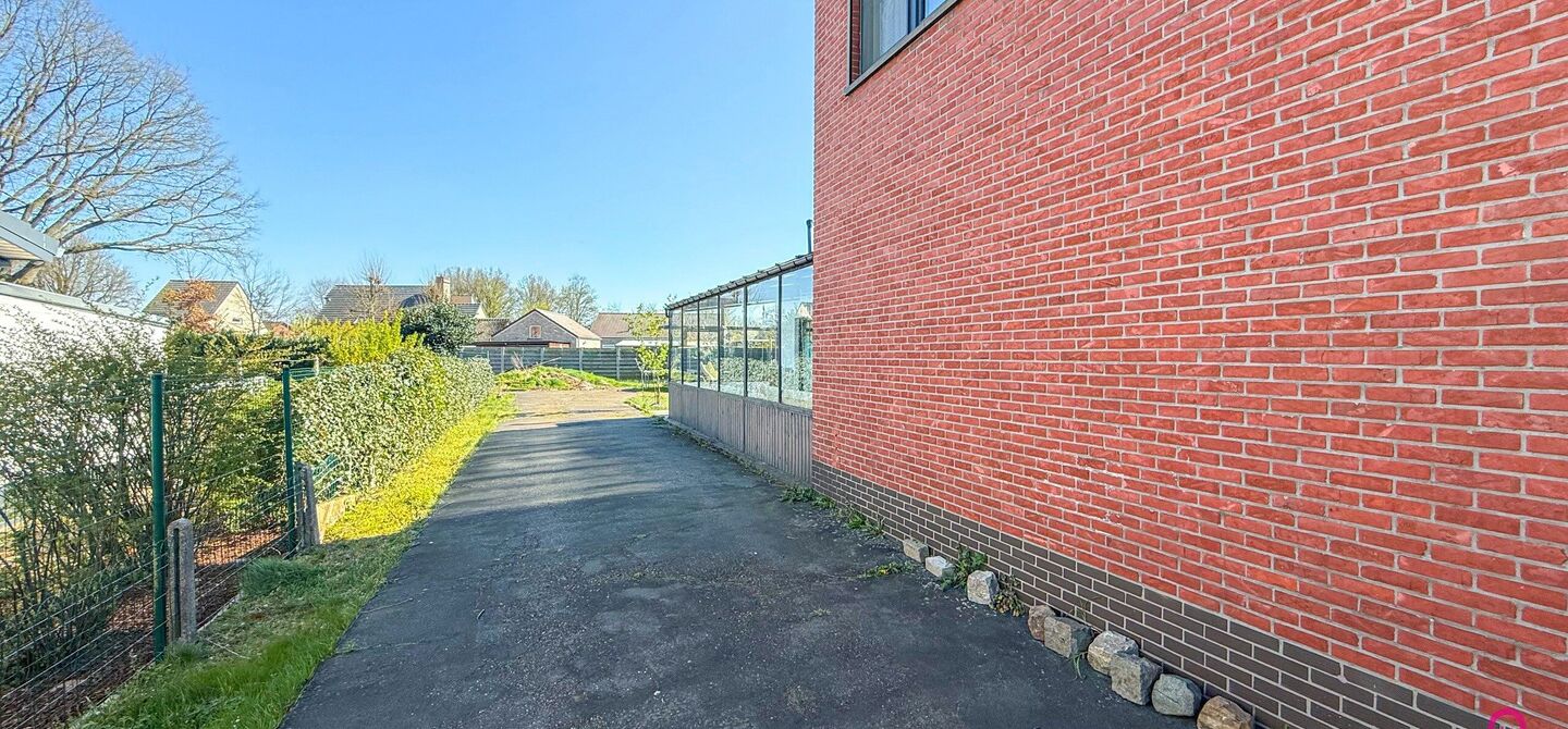 Bij ImmoFusion 7/7 “open huis”: klik op onze 3D-TOUR.
Ervaar vastgoed alsof je er zelf doorloopt!
Welkom in deze prachtige open bebouwing, gelegen boekt. Met een royale bewoonbare oppervlakte van 175 m² en een perceel van maar liefst 8a27ca biedt dez