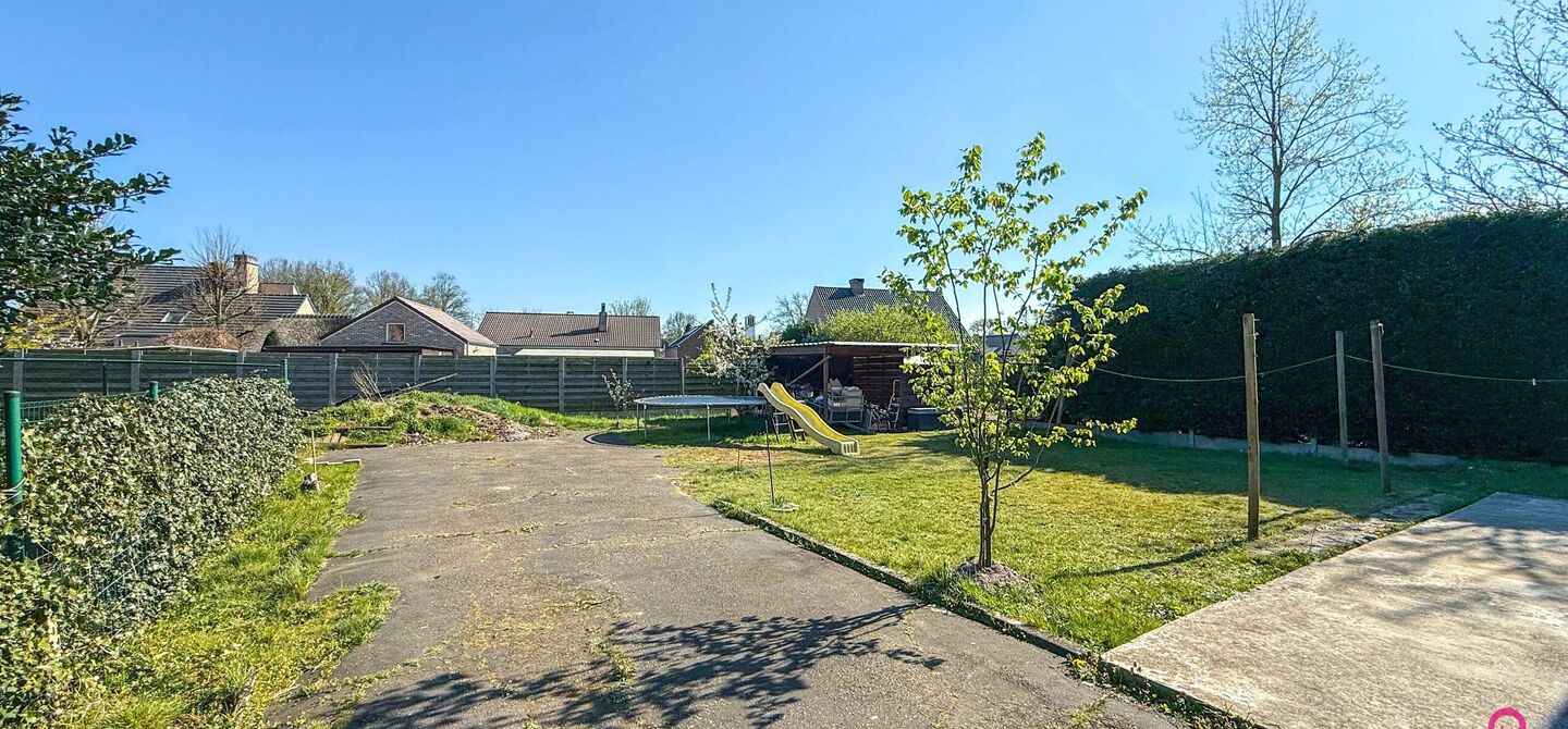 Bij ImmoFusion 7/7 “open huis”: klik op onze 3D-TOUR.
Ervaar vastgoed alsof je er zelf doorloopt!
Welkom in deze prachtige open bebouwing, gelegen boekt. Met een royale bewoonbare oppervlakte van 175 m² en een perceel van maar liefst 8a27ca biedt dez