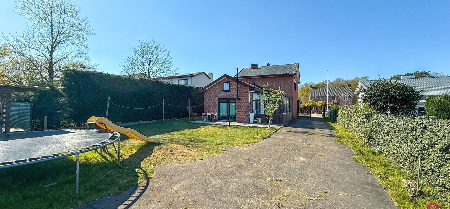 Bij ImmoFusion 7/7 “open huis”: klik op onze 3D-TOUR.
Ervaar vastgoed alsof je er zelf doorloopt!
Welkom in deze prachtige open bebouwing, gelegen boekt. Met een royale bewoonbare oppervlakte van 175 m² en een perceel van maar liefst 8a27ca biedt dez