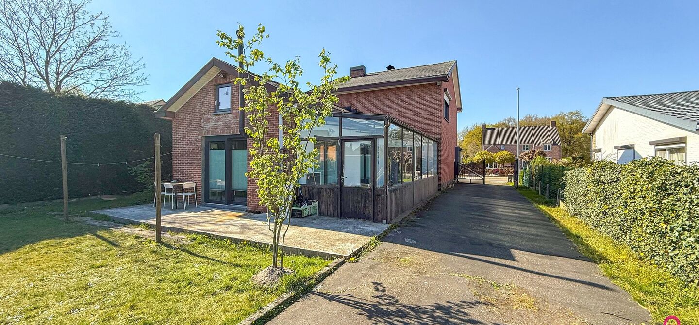 Bij ImmoFusion 7/7 “open huis”: klik op onze 3D-TOUR.
Ervaar vastgoed alsof je er zelf doorloopt!
Welkom in deze prachtige open bebouwing, gelegen boekt. Met een royale bewoonbare oppervlakte van 175 m² en een perceel van maar liefst 8a27ca biedt dez