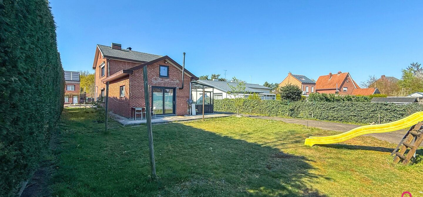 Bij ImmoFusion 7/7 “open huis”: klik op onze 3D-TOUR.
Ervaar vastgoed alsof je er zelf doorloopt!
Welkom in deze prachtige open bebouwing, gelegen boekt. Met een royale bewoonbare oppervlakte van 175 m² en een perceel van maar liefst 8a27ca biedt dez