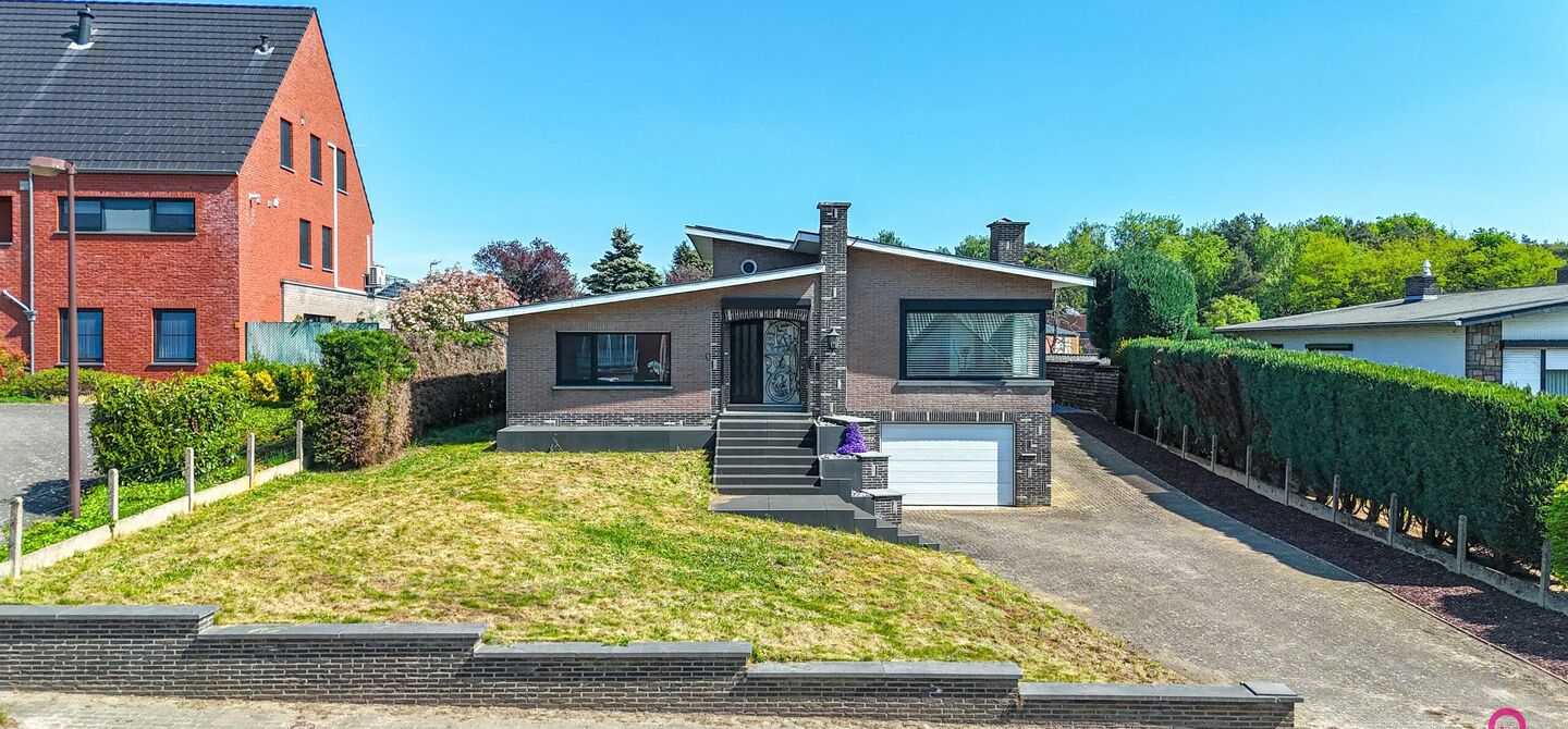 Bij ImmoFusion 7/7 “open huis” : klik op onze 3D-TOUR.
Ervaar vastgoed alsof je er zelf doorloopt!

Welkom op de Graaf de Theuxlaan 5 te Heusden-Zolder! Deze ruime split-level woning op een perceel van 8a36ca biedt niet alleen een verrassende indeling