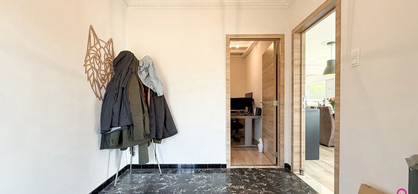 Bij ImmoFusion 7/7 “open huis” : klik op onze 3D-TOUR.
Ervaar vastgoed alsof je er zelf doorloopt!

Welkom op de Graaf de Theuxlaan 5 te Heusden-Zolder! Deze ruime split-level woning op een perceel van 8a36ca biedt niet alleen een verrassende indeling