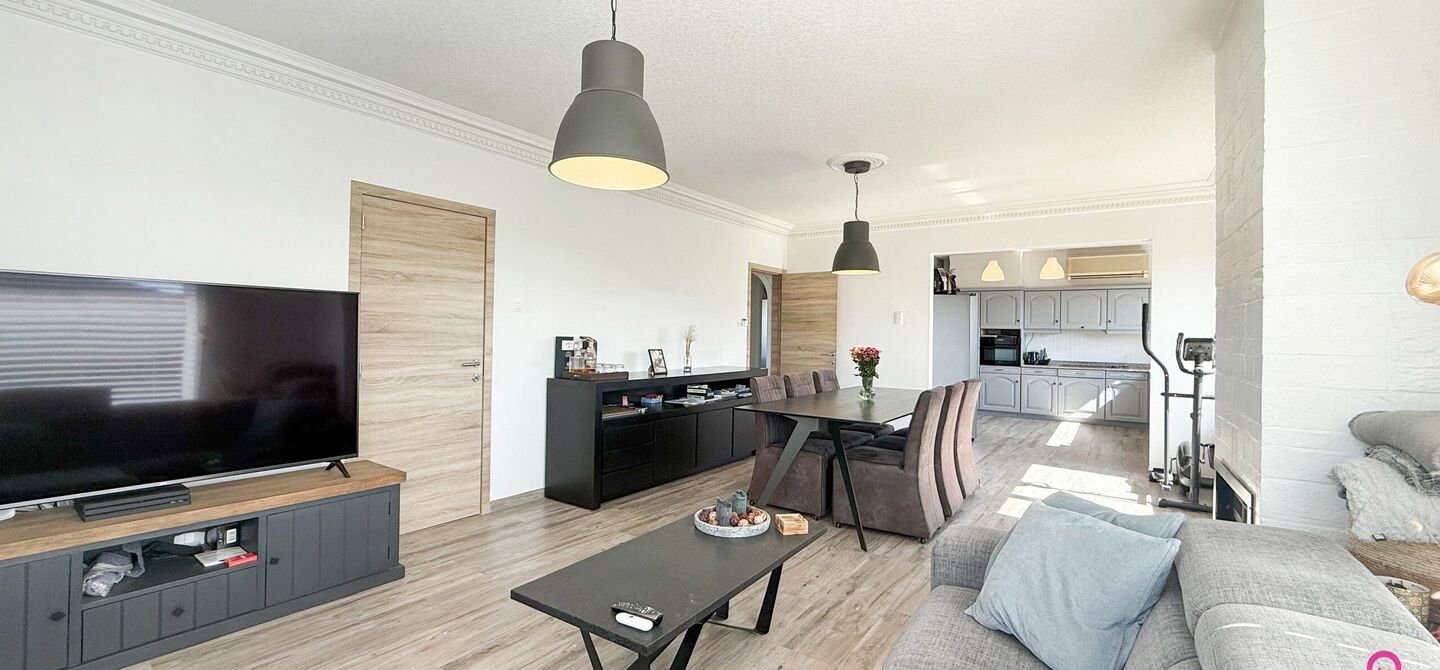 Bij ImmoFusion 7/7 “open huis” : klik op onze 3D-TOUR.
Ervaar vastgoed alsof je er zelf doorloopt!

Welkom op de Graaf de Theuxlaan 5 te Heusden-Zolder! Deze ruime split-level woning op een perceel van 8a36ca biedt niet alleen een verrassende indeling