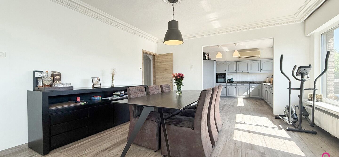 Bij ImmoFusion 7/7 “open huis” : klik op onze 3D-TOUR.
Ervaar vastgoed alsof je er zelf doorloopt!

Welkom op de Graaf de Theuxlaan 5 te Heusden-Zolder! Deze ruime split-level woning op een perceel van 8a36ca biedt niet alleen een verrassende indeling