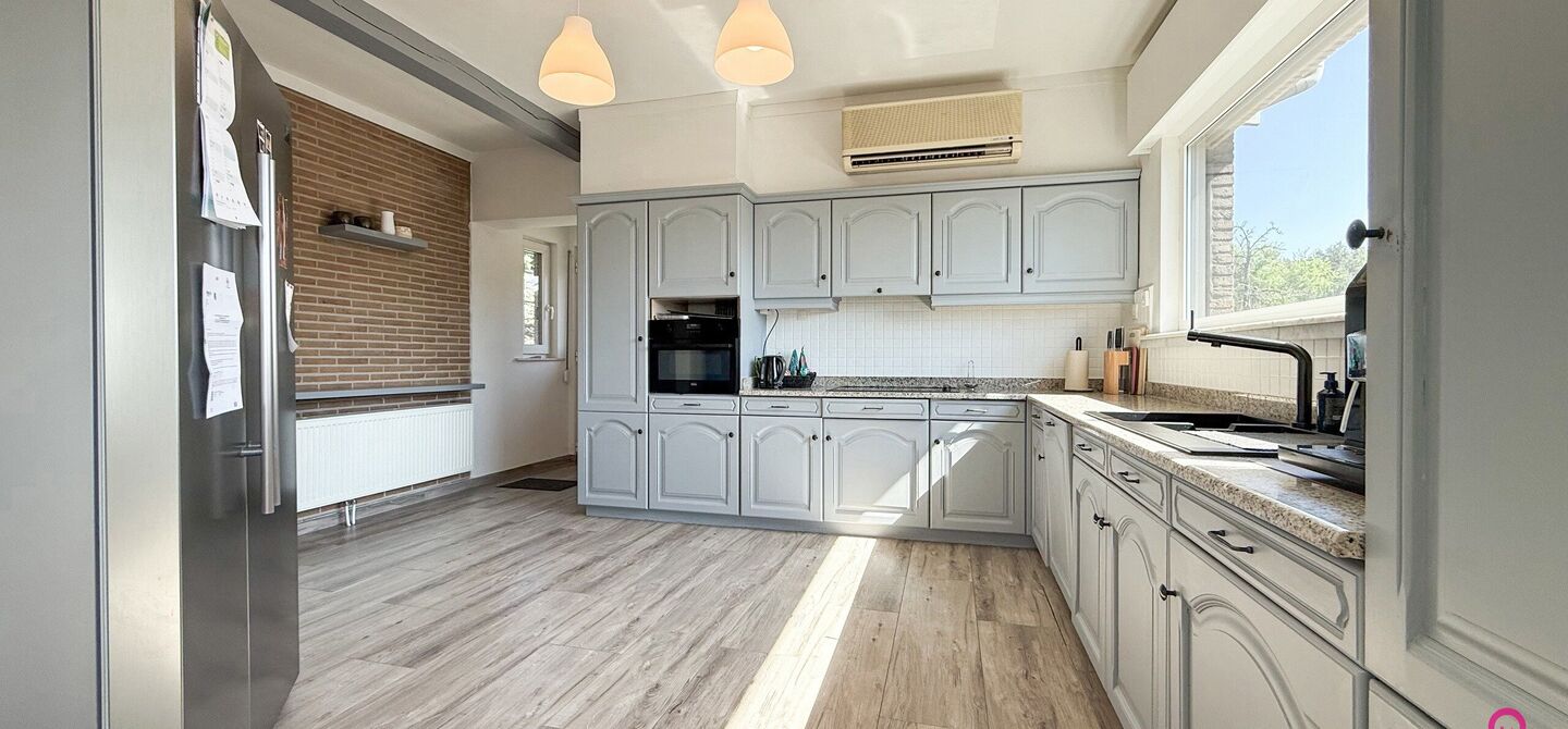 Bij ImmoFusion 7/7 “open huis” : klik op onze 3D-TOUR.
Ervaar vastgoed alsof je er zelf doorloopt!

Welkom op de Graaf de Theuxlaan 5 te Heusden-Zolder! Deze ruime split-level woning op een perceel van 8a36ca biedt niet alleen een verrassende indeling