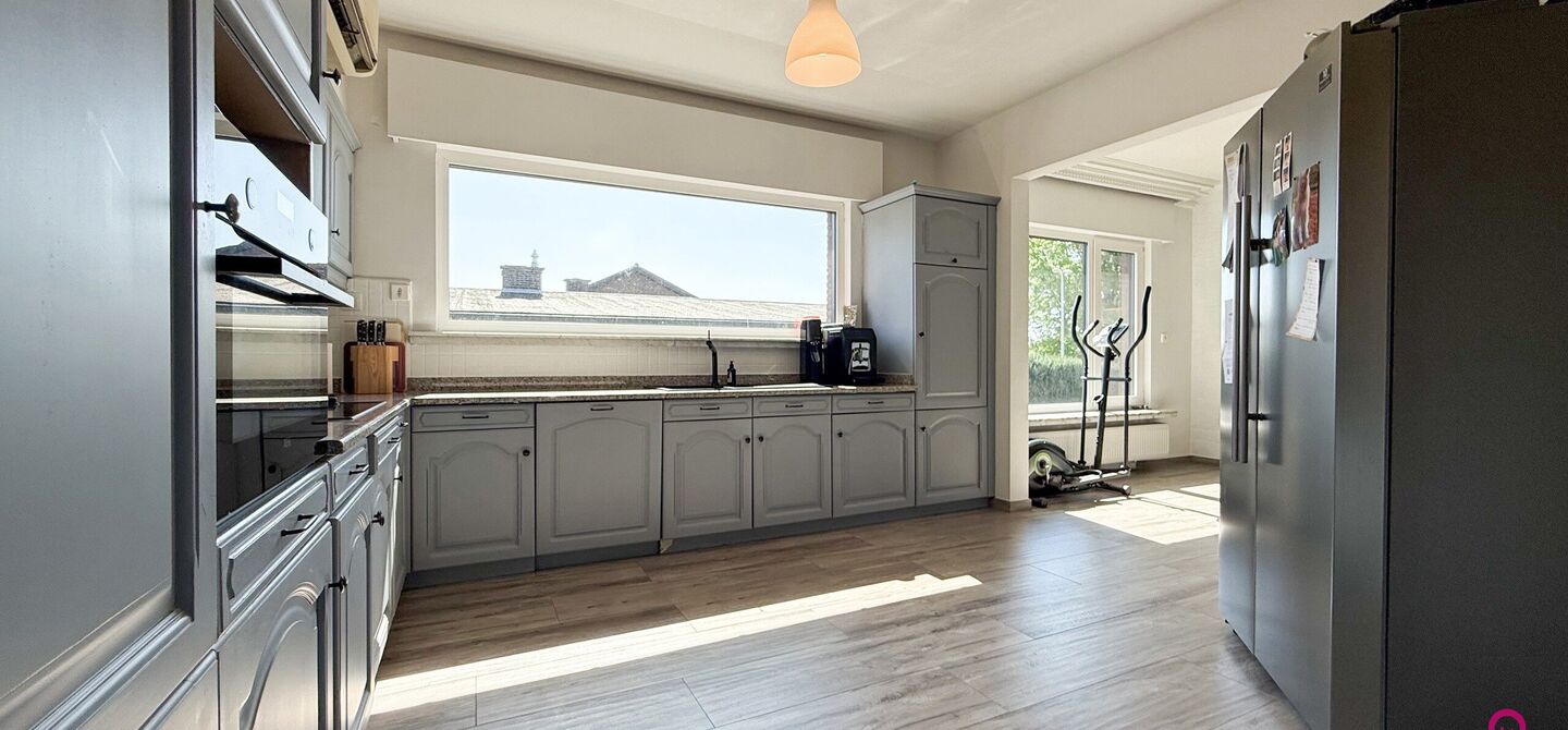 Bij ImmoFusion 7/7 “open huis” : klik op onze 3D-TOUR.
Ervaar vastgoed alsof je er zelf doorloopt!

Welkom op de Graaf de Theuxlaan 5 te Heusden-Zolder! Deze ruime split-level woning op een perceel van 8a36ca biedt niet alleen een verrassende indeling