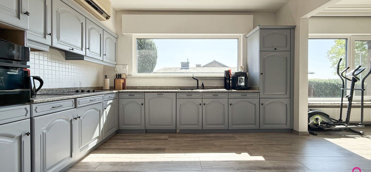 Bij ImmoFusion 7/7 “open huis” : klik op onze 3D-TOUR.
Ervaar vastgoed alsof je er zelf doorloopt!

Welkom op de Graaf de Theuxlaan 5 te Heusden-Zolder! Deze ruime split-level woning op een perceel van 8a36ca biedt niet alleen een verrassende indeling