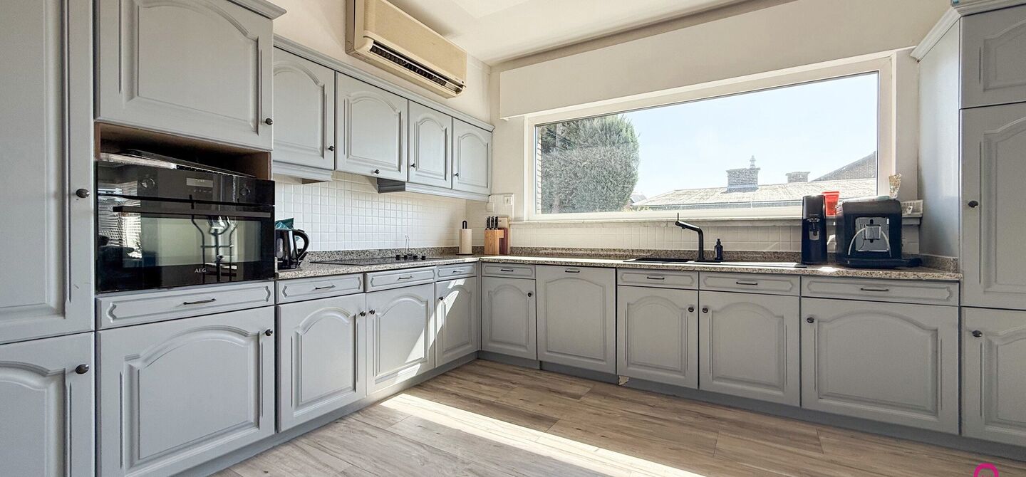 Bij ImmoFusion 7/7 “open huis” : klik op onze 3D-TOUR.
Ervaar vastgoed alsof je er zelf doorloopt!

Welkom op de Graaf de Theuxlaan 5 te Heusden-Zolder! Deze ruime split-level woning op een perceel van 8a36ca biedt niet alleen een verrassende indeling