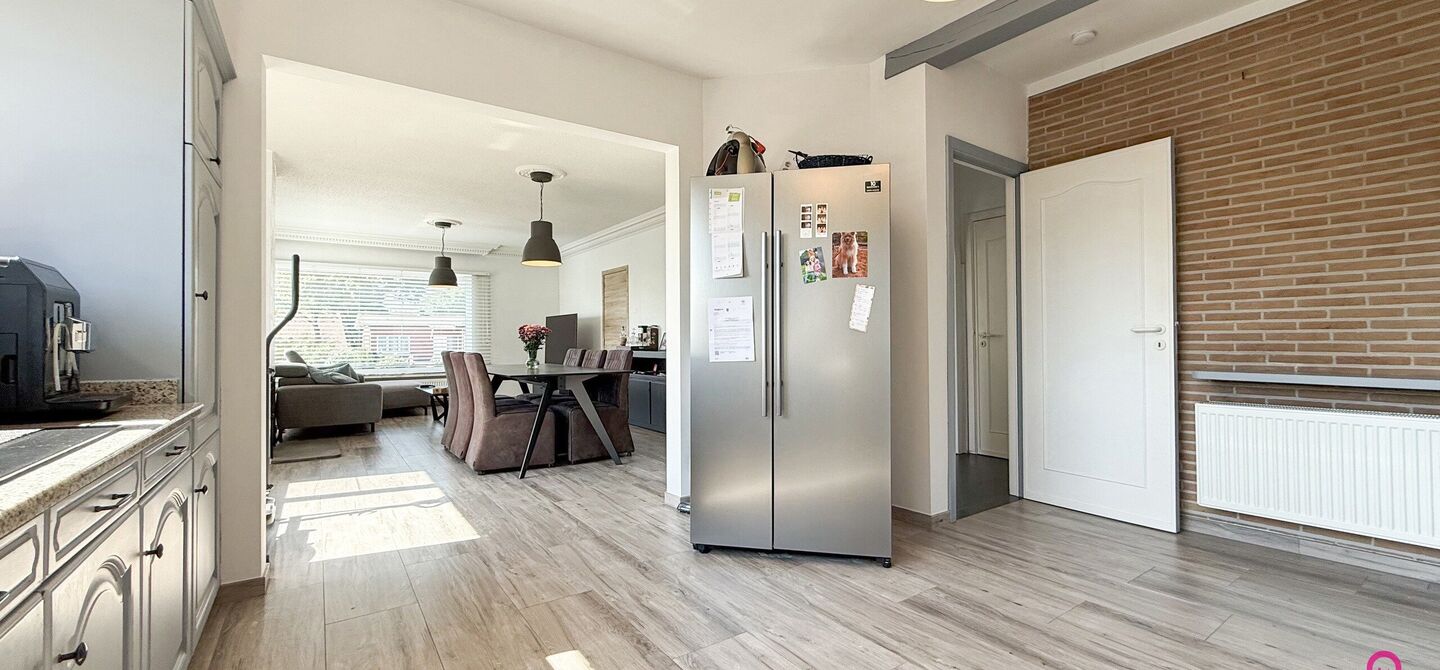 Bij ImmoFusion 7/7 “open huis” : klik op onze 3D-TOUR.
Ervaar vastgoed alsof je er zelf doorloopt!

Welkom op de Graaf de Theuxlaan 5 te Heusden-Zolder! Deze ruime split-level woning op een perceel van 8a36ca biedt niet alleen een verrassende indeling
